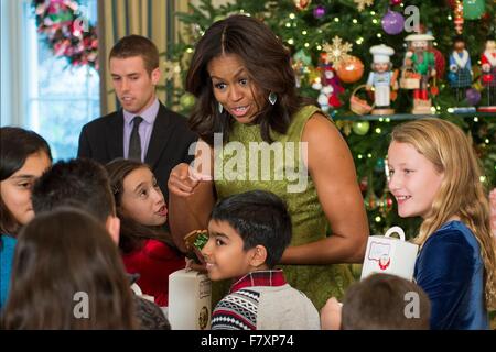 Washington DC, USA. 2. Dezember 2015. U.S. First Lady Michelle Obama spricht mit Kindern der Soldaten und deren Angehörige bei der Enthüllung des weißen Hauses Urlaub Dekorationen im Weißen Haus 2. Dezember 2015 in Washington, D.C. Stockfoto