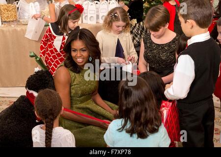 Washington DC, USA. 2. Dezember 2015. U.S. First Lady Michelle Obama spricht mit Kindern der Soldaten und deren Angehörige bei der Enthüllung des weißen Hauses Urlaub Dekorationen im Weißen Haus 2. Dezember 2015 in Washington, D.C. Stockfoto