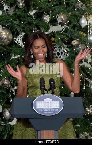 Washington DC, USA. 2. Dezember 2015. U.S. First Lady Michelle Obama begrüßt Familien bei der Enthüllung des weißen Hauses Urlaub Dekorationen im Weißen Haus 2. Dezember 2015 in Washington, D.C. Stockfoto