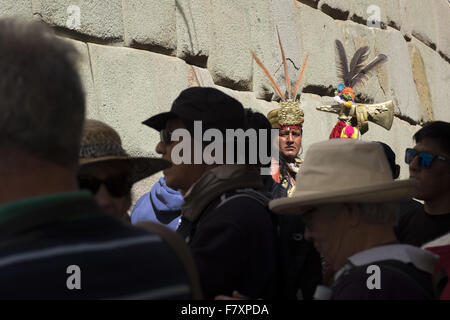 Eine Gruppe von Touristen vor Inka-Mauern der alten Palast von Inca Roca, heute Palast des Erzbischofs. Cuzco Stockfoto