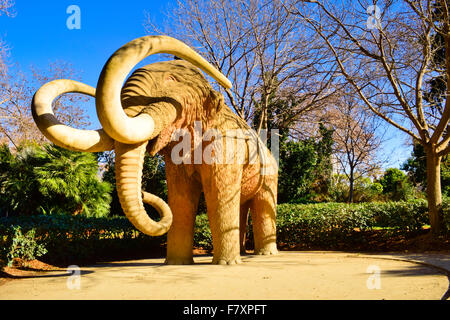 El Mamut Skulptur von Miquel Dalmau. Parc De La Ciutadella, Barcelona, Katalonien, Spanien. Stockfoto