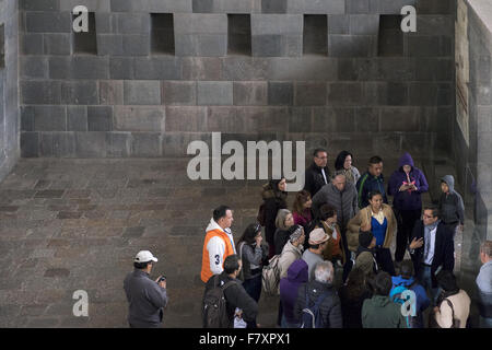 Eine Gruppe von Touristen besuchen innerhalb eines der Gebäude Inka Tempel Coricancha Stockfoto