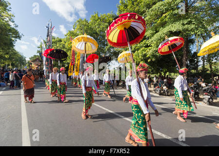 Balinesische Künstler nehmen Teile während der Eröffnungsparade 2015 Bali Arts Festival, Denpasar, Bali, Indonesien Stockfoto