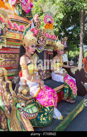 Balinesische Künstler nehmen Teile während der Eröffnungsparade 2015 Bali Arts Festival, Denpasar, Bali, Indonesien Stockfoto