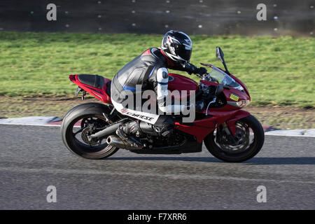 Rote Triumph Daytona 675 Motorrad so dass Druiden Ecke in Brands Hatch an einem Motorrad-Rennstrecke-Tag Stockfoto