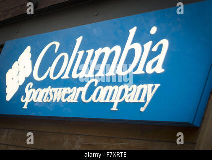 Seattle, Washington, USA. 23. November 2015. Columbia Sportswear Company, mit Sitz in Cedar Mill, Oregon, Designs und Hersteller, die innere und äußere Abnutzung für sportliche outdoor-Einsatz ausgerichtet. Columbia ist eine Aktiengesellschaft, die an der NASDAQ gehandelt: COLM. ---Das markante Logo Columbia ist auf dem Foto von der Straße in der Innenstadt von Seattle auf Pine Street, nahe der 1st Avenue zu sehen. © David Bro/ZUMA Draht/Alamy Live-Nachrichten Stockfoto