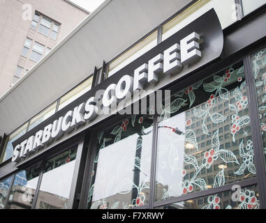 Seattle, Washington, USA. 23. November 2015. Das Westlake Center Starbucks befindet sich neben Seattles traditionelle Stadt Weihnachtsbaum entlang der Pine Street in der Nähe von 1st Avenue in der Innenstadt. © David Bro/ZUMA Draht/Alamy Live-Nachrichten Stockfoto