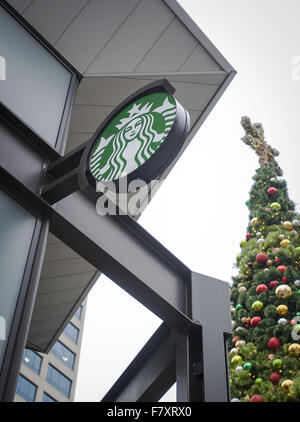 Seattle, Washington, USA. 23. November 2015. Das Westlake Center Starbucks befindet sich neben Seattles traditionelle Stadt Weihnachtsbaum entlang der Pine Street in der Nähe von 1st Avenue in der Innenstadt. © David Bro/ZUMA Draht/Alamy Live-Nachrichten Stockfoto