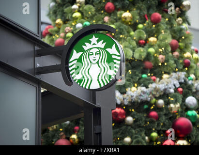 Seattle, Washington, USA. 23. November 2015. Das Westlake Center Starbucks befindet sich neben Seattles traditionelle Stadt Weihnachtsbaum entlang der Pine Street in der Nähe von 1st Avenue in der Innenstadt. © David Bro/ZUMA Draht/Alamy Live-Nachrichten Stockfoto