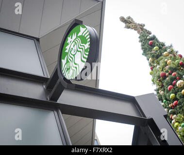 Seattle, Washington, USA. 23. November 2015. Das Westlake Center Starbucks befindet sich neben Seattles traditionelle Stadt Weihnachtsbaum entlang der Pine Street in der Nähe von 1st Avenue in der Innenstadt. © David Bro/ZUMA Draht/Alamy Live-Nachrichten Stockfoto