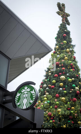 Seattle, Washington, USA. 23. November 2015. Das Westlake Center Starbucks befindet sich neben Seattles traditionelle Stadt Weihnachtsbaum entlang der Pine Street in der Nähe von 1st Avenue in der Innenstadt. © David Bro/ZUMA Draht/Alamy Live-Nachrichten Stockfoto