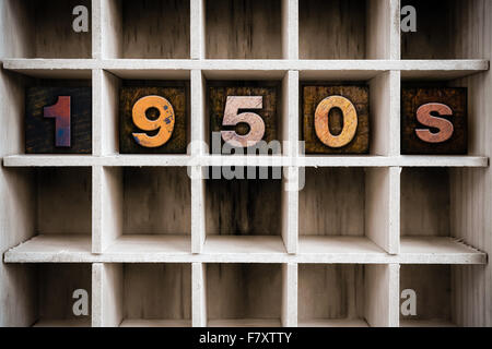 Das Wort "1950er Jahren Vintage Tinte geschrieben gebeizt Holz Buchdruck-Typ in einen partitionierten Drucker Schublade. Stockfoto