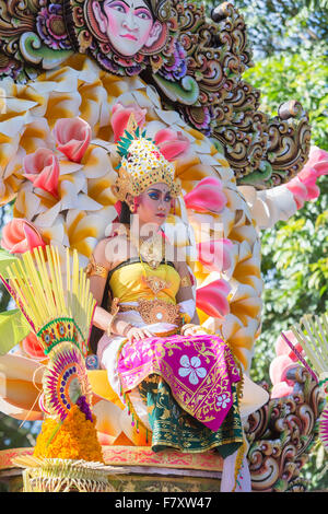 Balinesische Künstler nehmen Teile während der Eröffnungsparade 2015 Bali Arts Festival, Denpasar, Bali, Indonesien Stockfoto