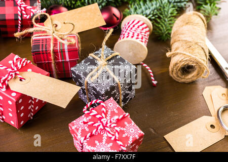 Verpacken von Pralinen in kleinen Kisten zu Weihnachten präsentiert. Stockfoto