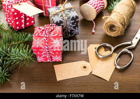 Verpacken von Pralinen in kleinen Kisten zu Weihnachten präsentiert. Stockfoto