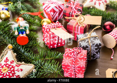 Verpacken von Pralinen in kleinen Kisten zu Weihnachten präsentiert. Stockfoto