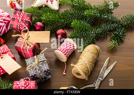 Verpacken von Pralinen in kleinen Kisten zu Weihnachten präsentiert. Stockfoto