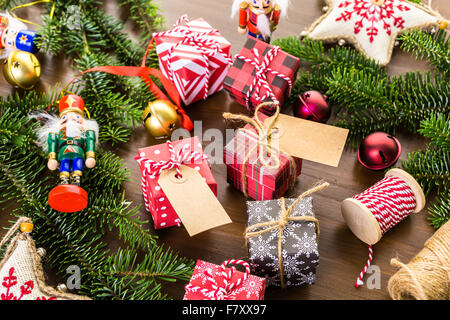 Verpacken von Pralinen in kleinen Kisten zu Weihnachten präsentiert. Stockfoto