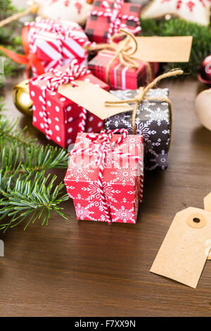 Verpacken von Pralinen in kleinen Kisten zu Weihnachten präsentiert. Stockfoto
