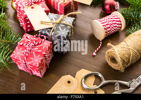 Verpacken von Pralinen in kleinen Kisten zu Weihnachten präsentiert. Stockfoto