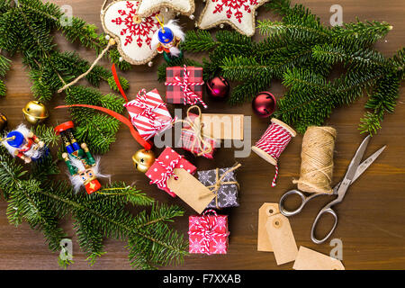 Verpacken von Pralinen in kleinen Kisten zu Weihnachten präsentiert. Stockfoto