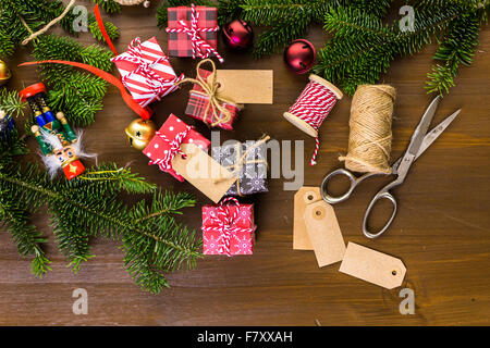 Verpacken von Pralinen in kleinen Kisten zu Weihnachten präsentiert. Stockfoto