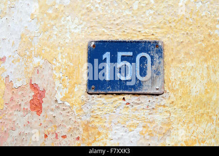 Haus Adresse Platte Nummer (150) an Wand hängen Stockfoto