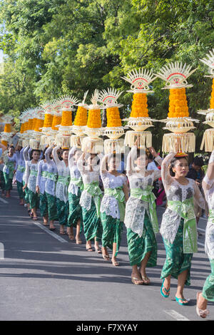 Balinesische Künstler nehmen Teile während der Eröffnungsparade 2015 Bali Arts Festival, Denpasar, Bali, Indonesien Stockfoto