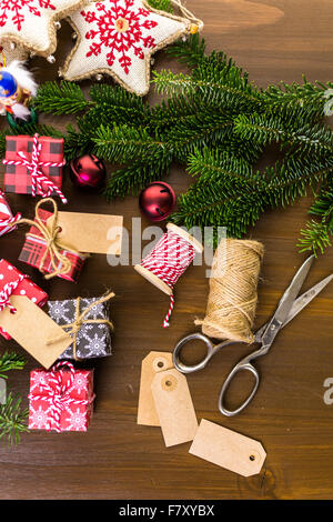 Verpacken von Pralinen in kleinen Kisten zu Weihnachten präsentiert. Stockfoto