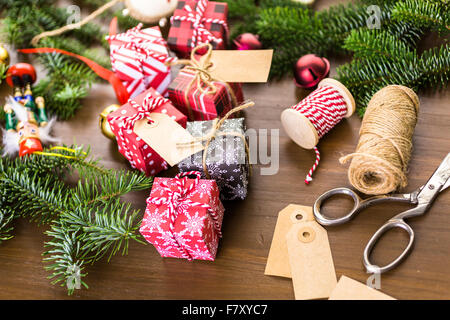 Verpacken von Pralinen in kleinen Kisten zu Weihnachten präsentiert. Stockfoto