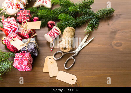 Verpacken von Pralinen in kleinen Kisten zu Weihnachten präsentiert. Stockfoto