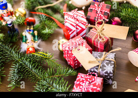 Verpacken von Pralinen in kleinen Kisten zu Weihnachten präsentiert. Stockfoto