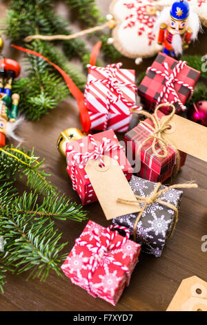 Verpacken von Pralinen in kleinen Kisten zu Weihnachten präsentiert. Stockfoto
