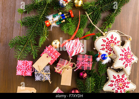 Verpacken von Pralinen in kleinen Kisten zu Weihnachten präsentiert. Stockfoto