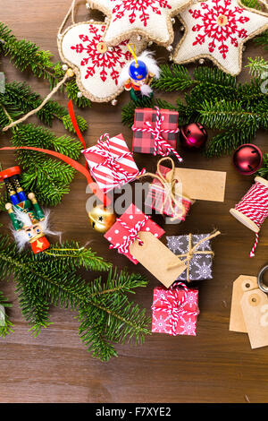 Verpacken von Pralinen in kleinen Kisten zu Weihnachten präsentiert. Stockfoto