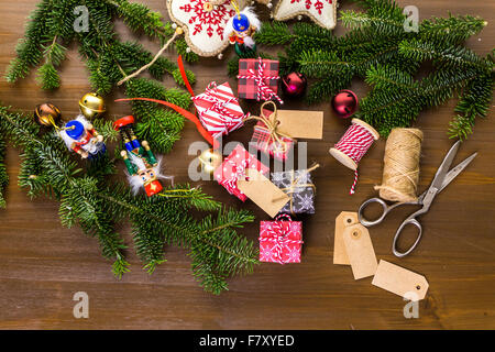 Verpacken von Pralinen in kleinen Kisten zu Weihnachten präsentiert. Stockfoto