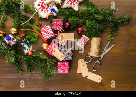 Verpacken von Pralinen in kleinen Kisten zu Weihnachten präsentiert. Stockfoto