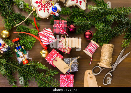 Verpacken von Pralinen in kleinen Kisten zu Weihnachten präsentiert. Stockfoto