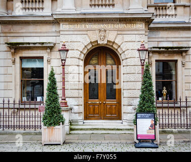 Eingangstür zur Society of Antiquaries im Hof der Royal Academy on Piccadilly in Mayfair London UK Stockfoto