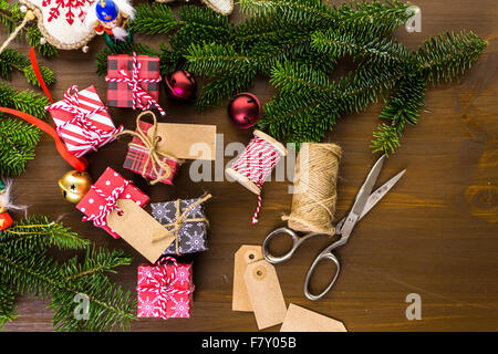 Verpacken von Pralinen in kleinen Kisten zu Weihnachten präsentiert. Stockfoto