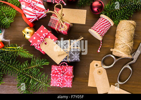 Verpacken von Pralinen in kleinen Kisten zu Weihnachten präsentiert. Stockfoto