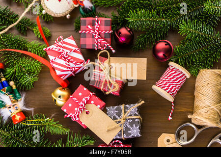 Verpacken von Pralinen in kleinen Kisten zu Weihnachten präsentiert. Stockfoto
