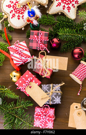 Verpacken von Pralinen in kleinen Kisten zu Weihnachten präsentiert. Stockfoto