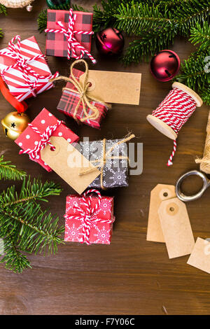Verpacken von Pralinen in kleinen Kisten zu Weihnachten präsentiert. Stockfoto