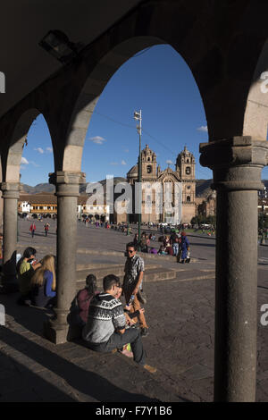 Einige Touristen sitzen auf dem Hauptplatz vor dem Tempel des Unternehmens Stockfoto