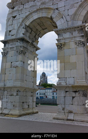 Arc de Germanicus, ein römischer Triumphbogen in 18 oder 19 errichtet. Der römische Kaiser Tiberius gewidmet. Saintes, Poitou-Charentes, Frankreich Stockfoto