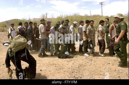 Beamten verarbeiten undokumentierte MigrantInnen, die gekreuzt aus Mexiko auf der Tohono O' odham Nation in Arizona, USA. Stockfoto