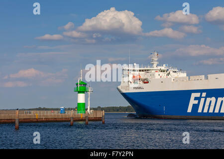 Ro-Ro-Fähre Finnmill von Finnlines vorbeifahrenden Leuchtturm Travemünde Nordmole / Nordmolefeuer, Travemünde, Lübec, Deutschland Stockfoto