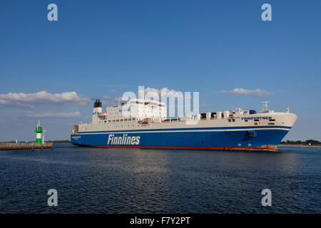 Ro-Ro-Passagierfähre Finnpartner vom Leuchtturm Travemünde Nordmole, vorbei an Finnlines Travemünde, Lübeck, Deutschland Stockfoto