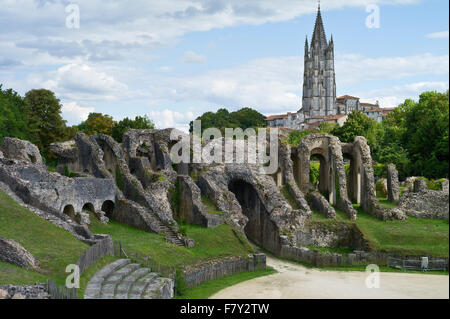 Les Arenes Roman Amphitheater und Cathedrale de St Pierre, Saintes, Poitou-Charentes, Frankreich Stockfoto